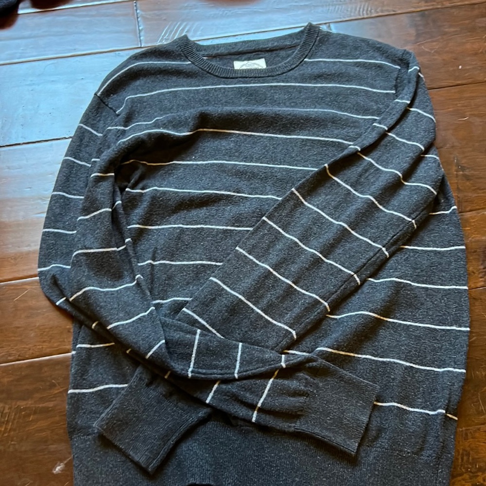 Cute striped Grey sweater! No flaws!